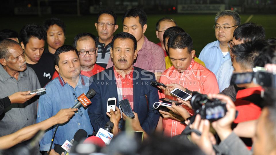 Manajer Persib Bandung Umuh Muchtar (tengah). Copyright: © Ratno Prasetyo/INDOSPORT